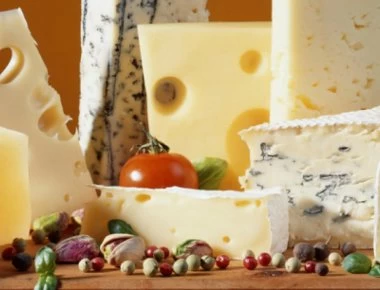 Αυτός είναι ο λόγος που δεν πρέπει να τυλίγουμε τα τυριά με μεμβράνη τροφίμων